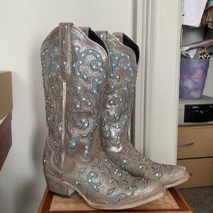 Women's cowboy boots size 8. Worn only a few times in excellent condition.